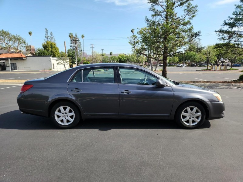 Toyota Avalon Vehicle Full-screen Gallery Image 06