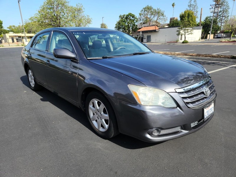 Toyota Avalon Vehicle Full-screen Gallery Image 07