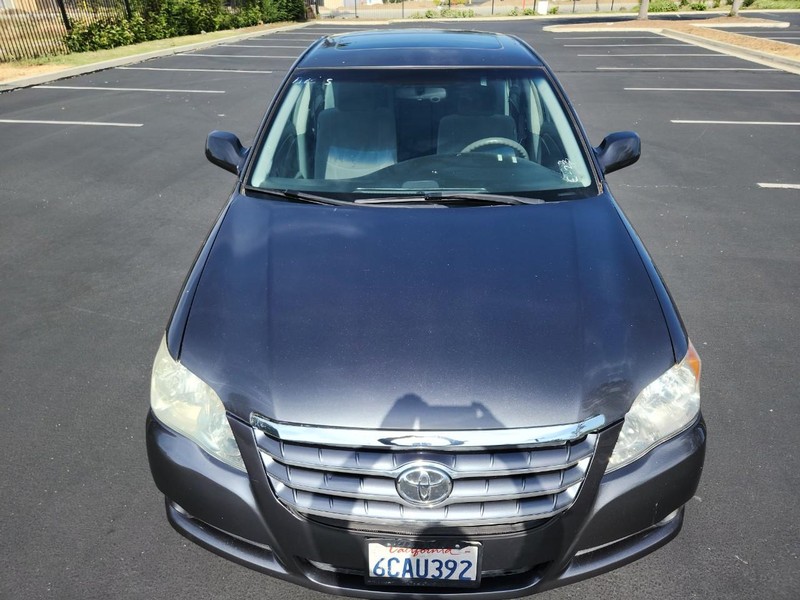 Toyota Avalon Vehicle Full-screen Gallery Image 08