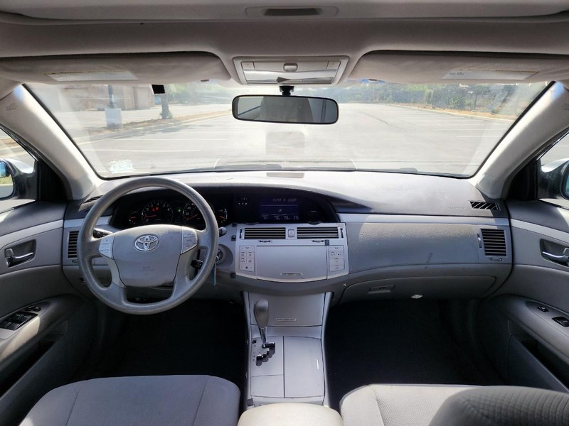 Toyota Avalon Vehicle Full-screen Gallery Image 09