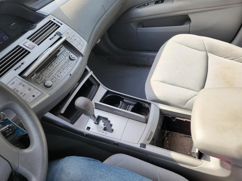 Toyota Avalon Vehicle Full-screen Gallery Image 10