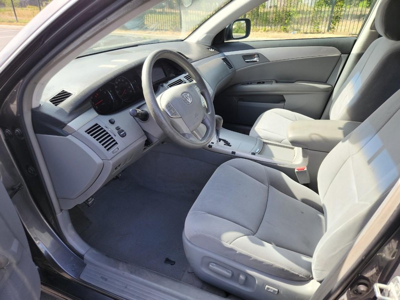 Toyota Avalon Vehicle Full-screen Gallery Image 12