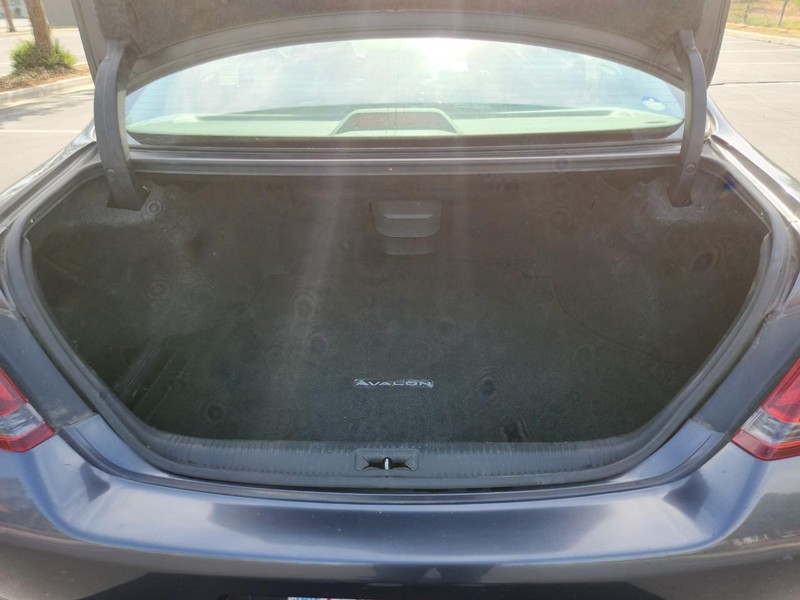 Toyota Avalon Vehicle Full-screen Gallery Image 14