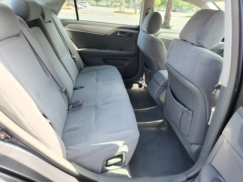 Toyota Avalon Vehicle Full-screen Gallery Image 15