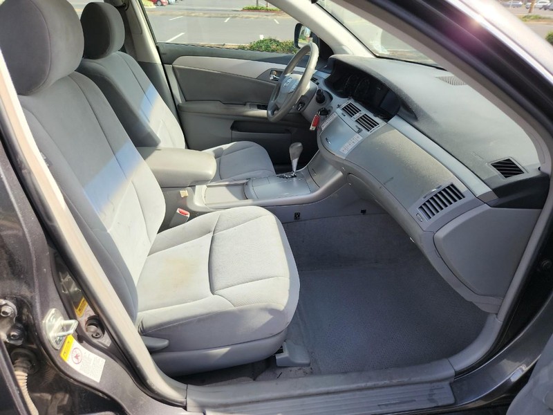 Toyota Avalon Vehicle Full-screen Gallery Image 16