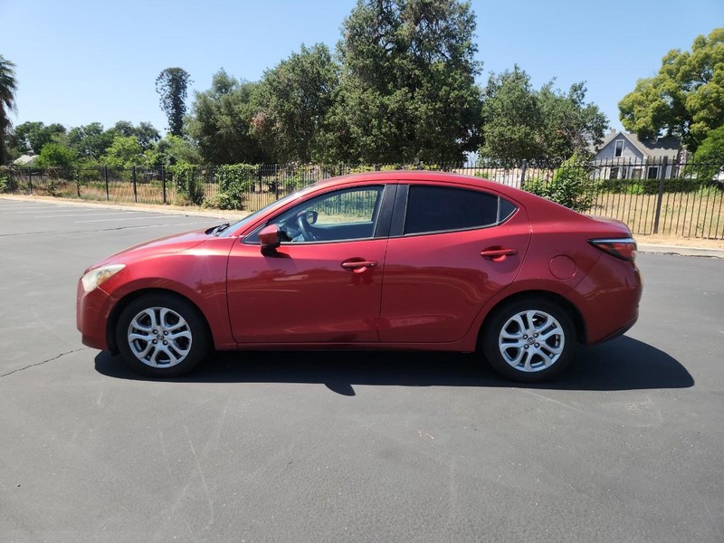 Scion iA Vehicle Full-screen Gallery Image 02