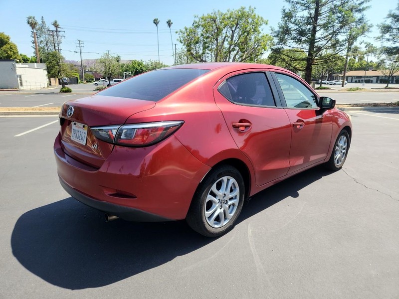 Scion iA Vehicle Full-screen Gallery Image 05