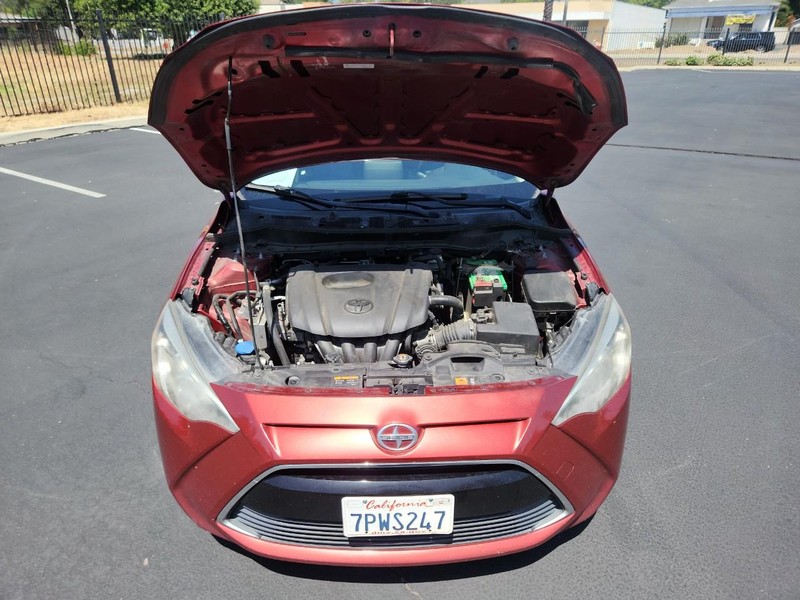 Scion iA Vehicle Full-screen Gallery Image 17