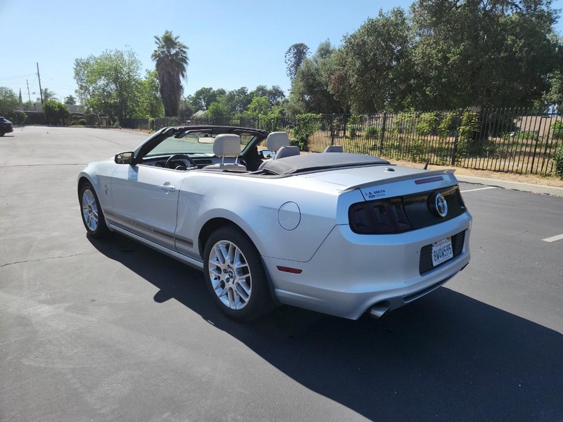 Ford Mustang Vehicle Full-screen Gallery Image 03