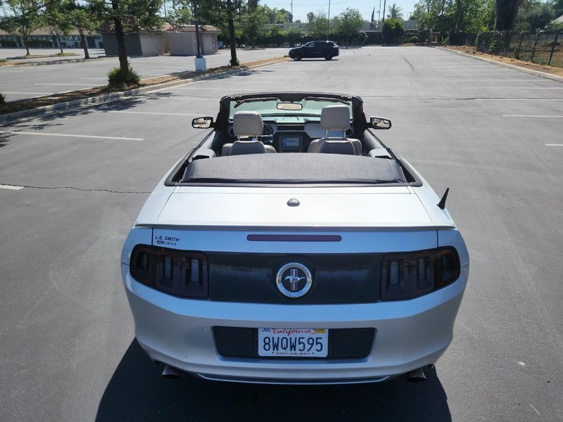 Ford Mustang Vehicle Full-screen Gallery Image 04