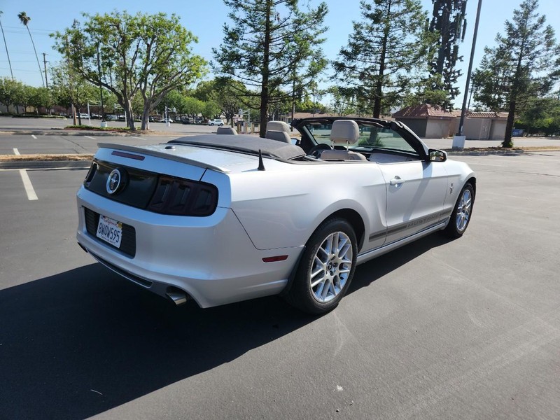 Ford Mustang Vehicle Full-screen Gallery Image 05