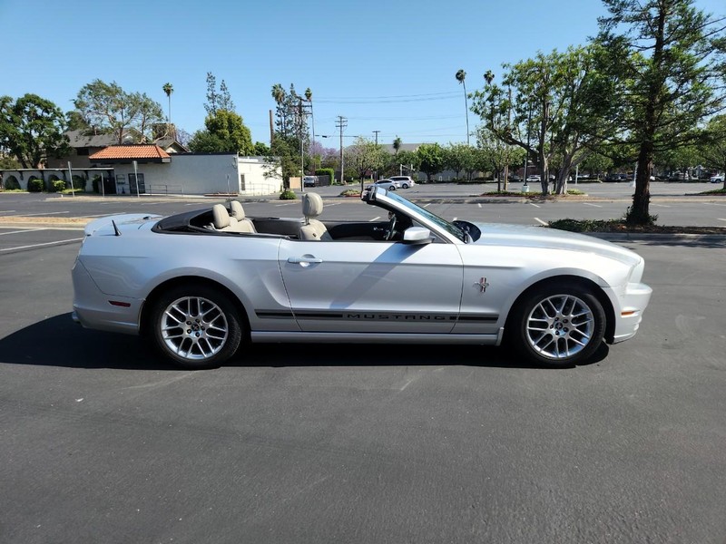 Ford Mustang Vehicle Full-screen Gallery Image 06