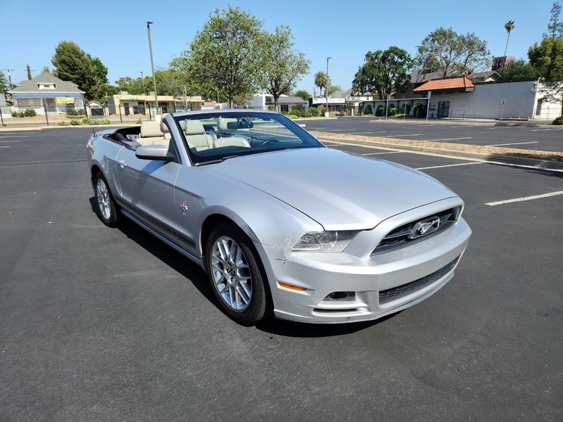 Ford Mustang Vehicle Full-screen Gallery Image 07