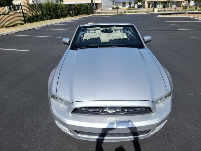 Ford Mustang Vehicle Full-screen Gallery Image 08