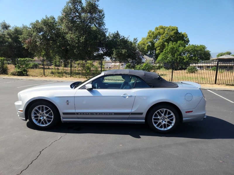 Ford Mustang Vehicle Full-screen Gallery Image 09