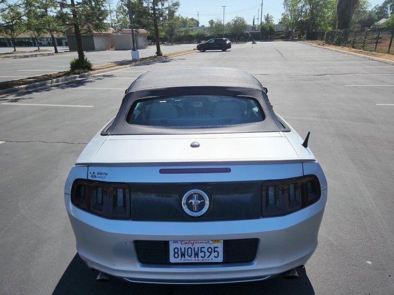 Ford Mustang Vehicle Full-screen Gallery Image 10