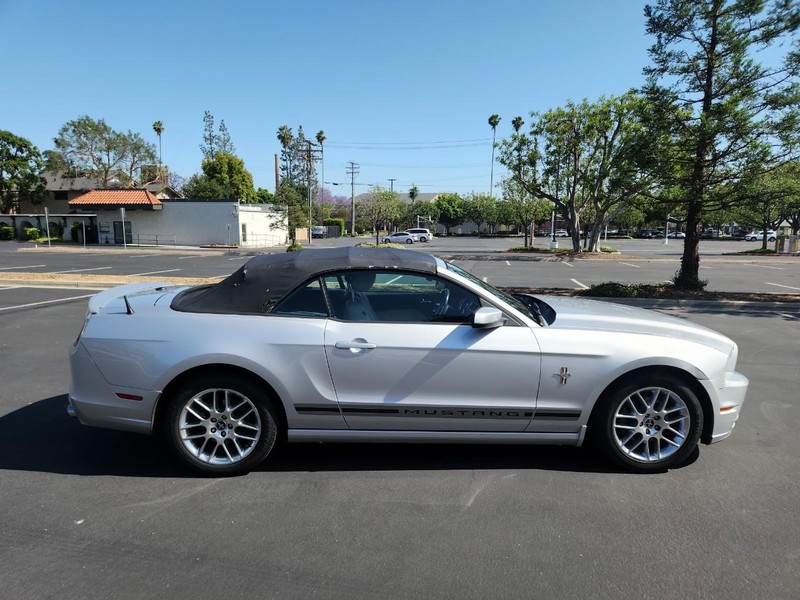 Ford Mustang Vehicle Full-screen Gallery Image 11