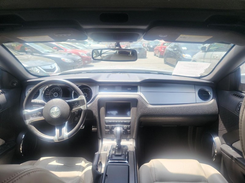 Ford Mustang Vehicle Full-screen Gallery Image 12