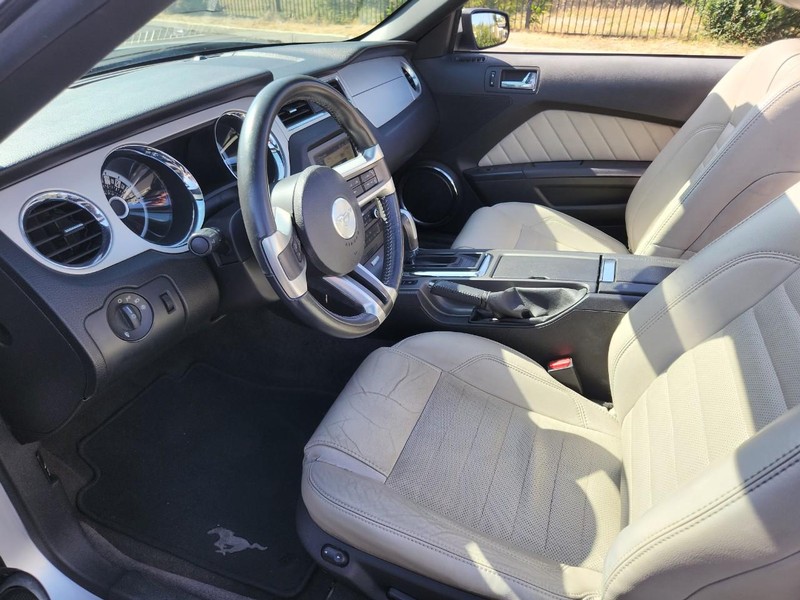 Ford Mustang Vehicle Full-screen Gallery Image 15