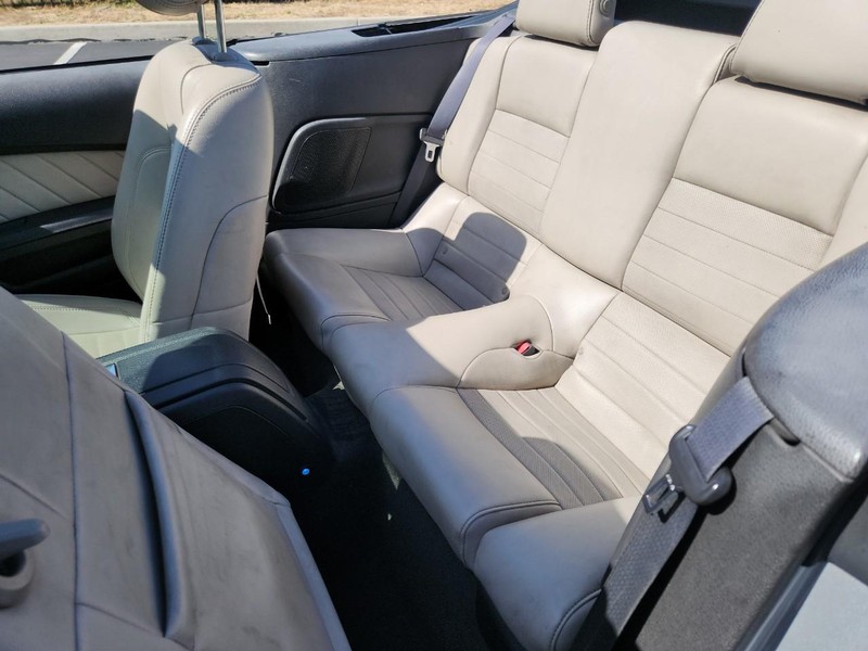 Ford Mustang Vehicle Full-screen Gallery Image 16