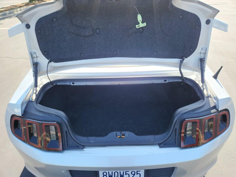 Ford Mustang Vehicle Full-screen Gallery Image 17