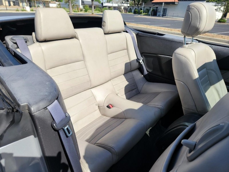 Ford Mustang Vehicle Full-screen Gallery Image 18