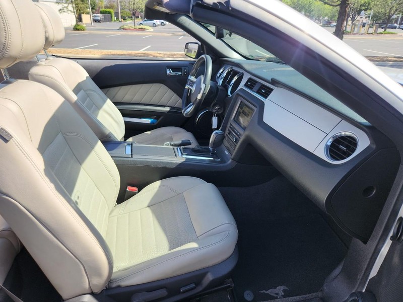 Ford Mustang Vehicle Full-screen Gallery Image 19