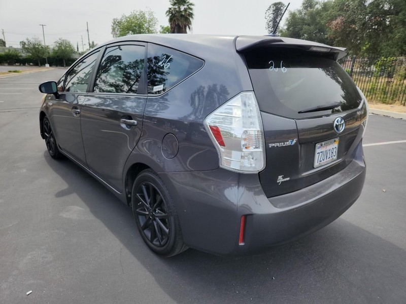 Toyota Prius V Vehicle Full-screen Gallery Image 03
