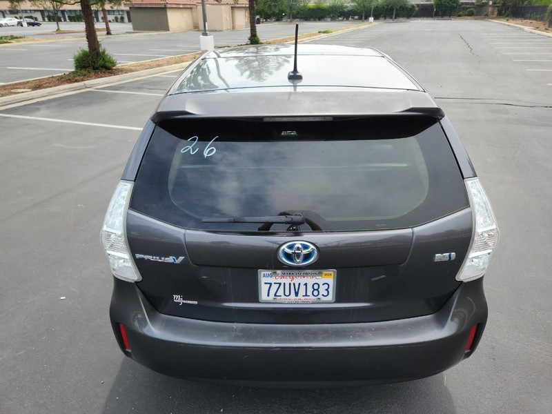 Toyota Prius V Vehicle Full-screen Gallery Image 04