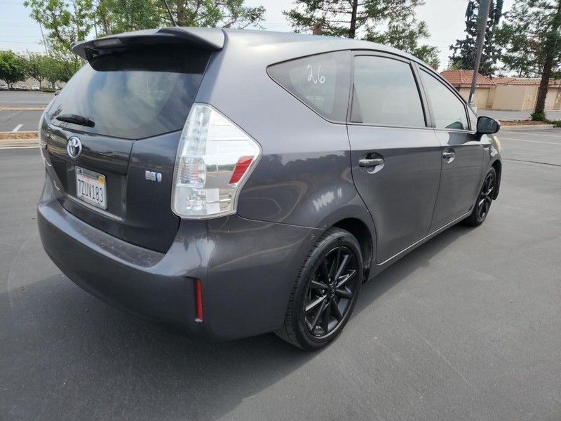 Toyota Prius V Vehicle Full-screen Gallery Image 05