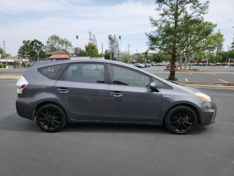 Toyota Prius V Vehicle Full-screen Gallery Image 06