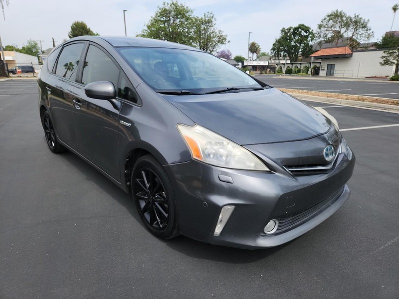 Toyota Prius V Vehicle Full-screen Gallery Image 07