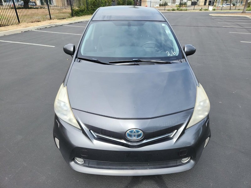 Toyota Prius V Vehicle Full-screen Gallery Image 08