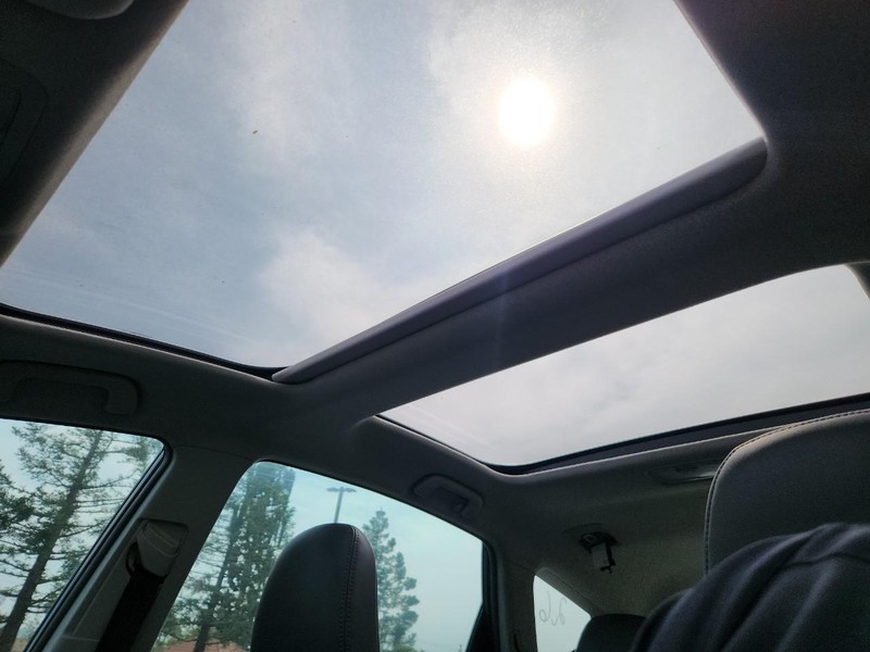 Toyota Prius V Vehicle Full-screen Gallery Image 09