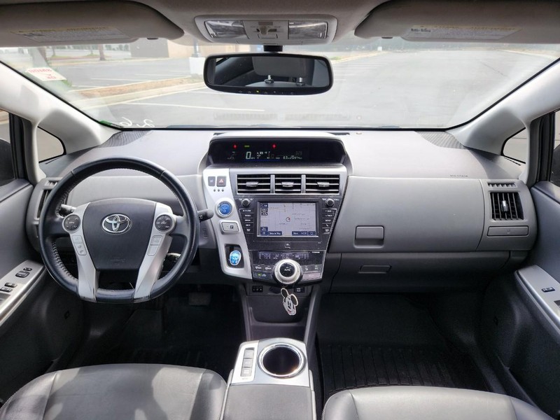 Toyota Prius V Vehicle Full-screen Gallery Image 13