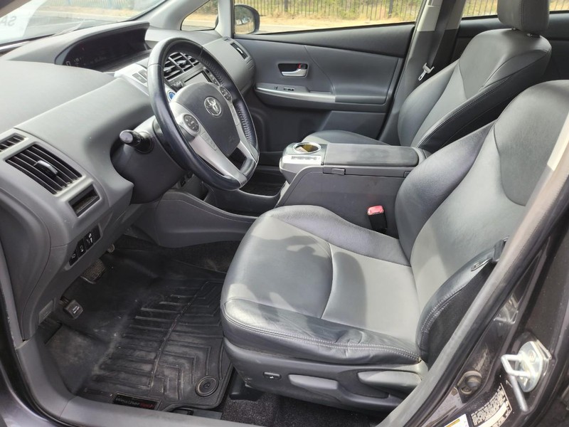 Toyota Prius V Vehicle Full-screen Gallery Image 14