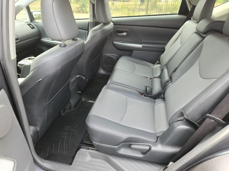 Toyota Prius V Vehicle Full-screen Gallery Image 15