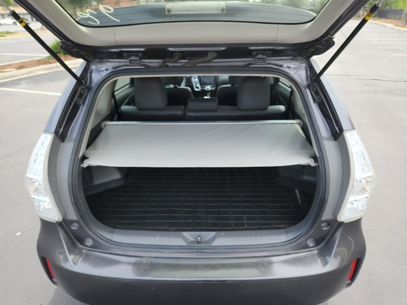 Toyota Prius V Vehicle Full-screen Gallery Image 16