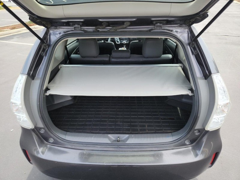 Toyota Prius V Vehicle Full-screen Gallery Image 17