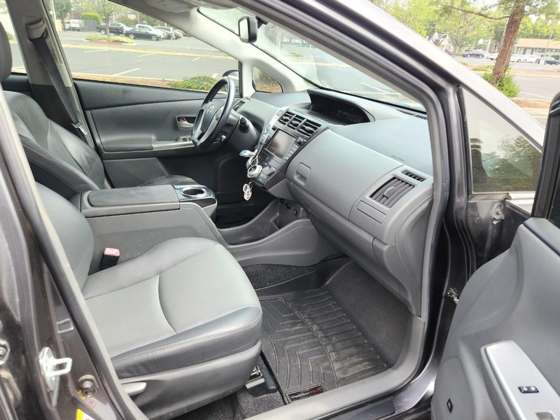 Toyota Prius V Vehicle Full-screen Gallery Image 18