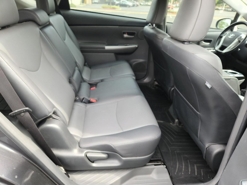 Toyota Prius V Vehicle Full-screen Gallery Image 19