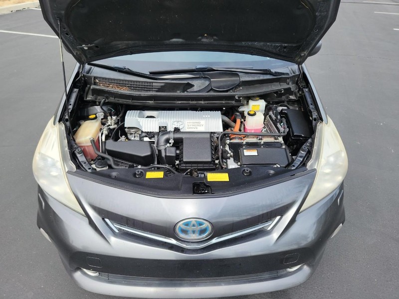 Toyota Prius V Vehicle Full-screen Gallery Image 20