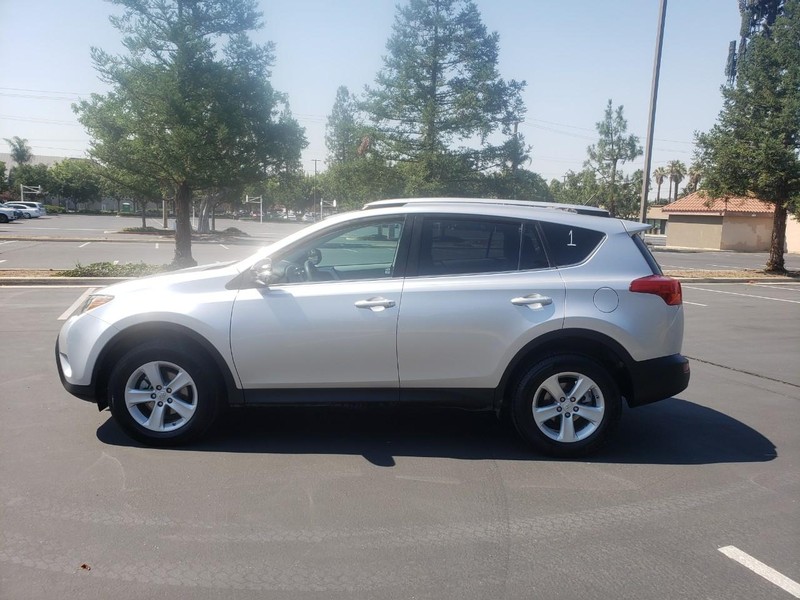 Toyota RAV4 Vehicle Full-screen Gallery Image 02