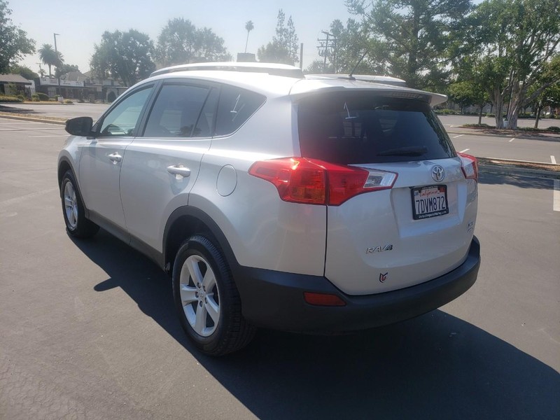 Toyota RAV4 Vehicle Full-screen Gallery Image 03