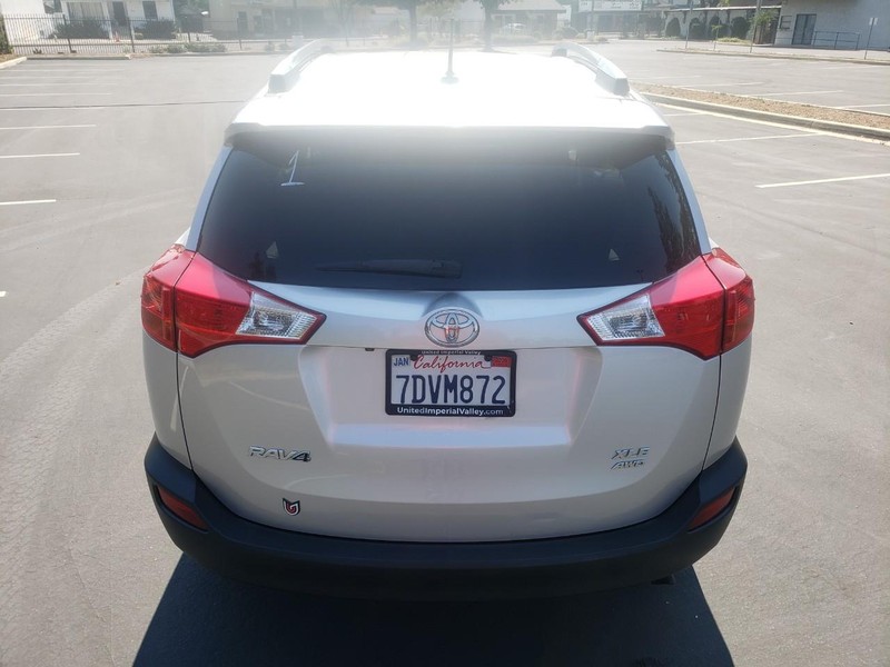 Toyota RAV4 Vehicle Full-screen Gallery Image 04