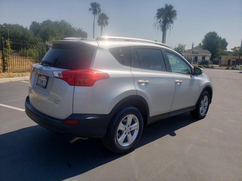 Toyota RAV4 Vehicle Full-screen Gallery Image 05