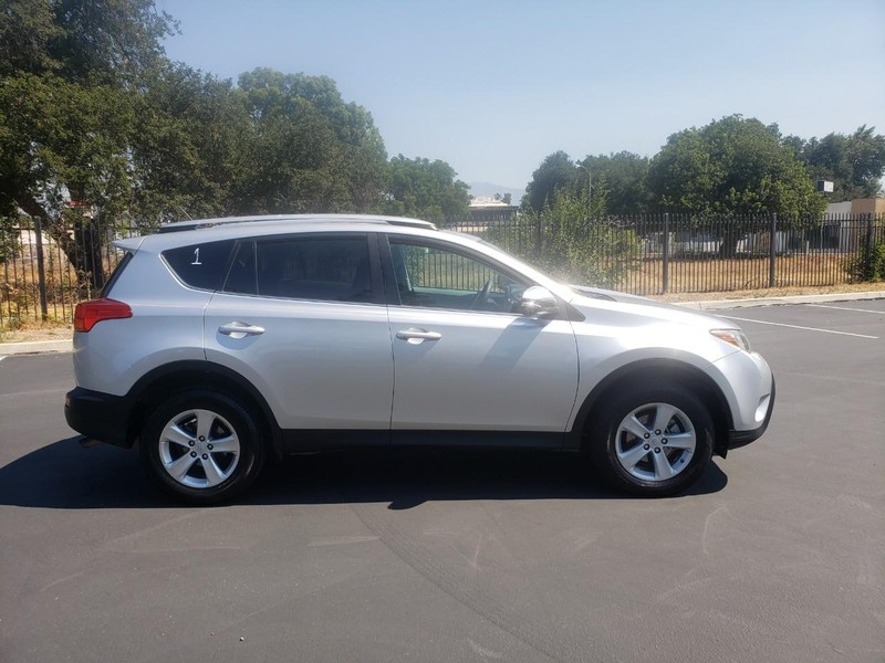 Toyota RAV4 Vehicle Full-screen Gallery Image 06