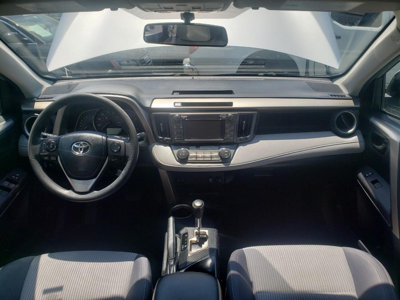 Toyota RAV4 Vehicle Full-screen Gallery Image 09