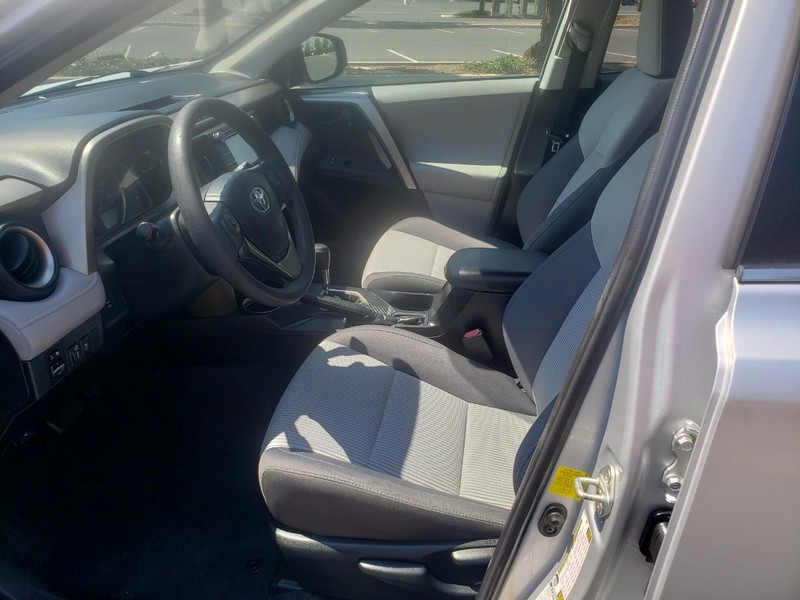 Toyota RAV4 Vehicle Full-screen Gallery Image 12