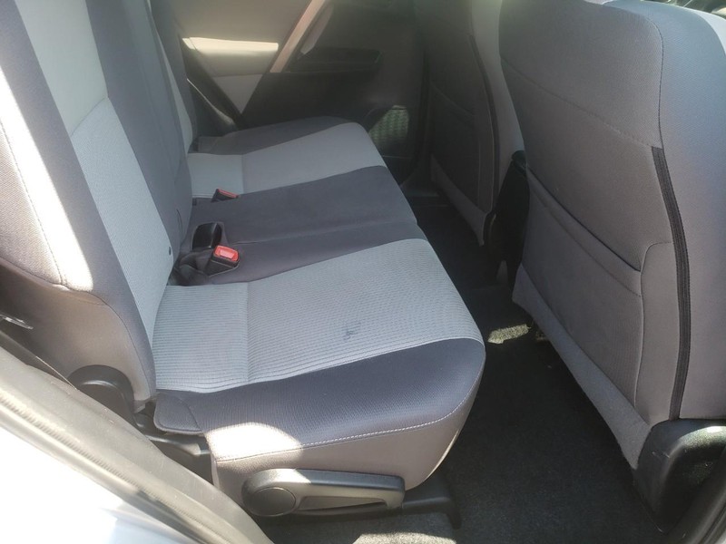 Toyota RAV4 Vehicle Full-screen Gallery Image 15